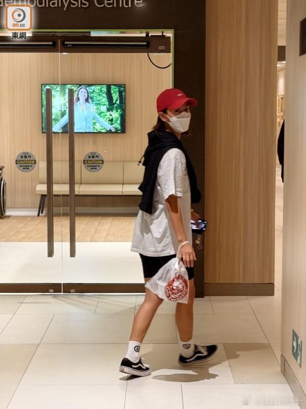 現年49歲的藝人鍾麗淇（Margaret）早前現身「七魔女」周家蔚的慶生派對時，