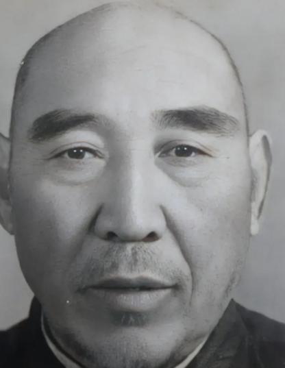 1936年，武术家寇运兴在德国柏林表演武术，遭到芬兰拳击手挑衅，说：我要用拳击挑