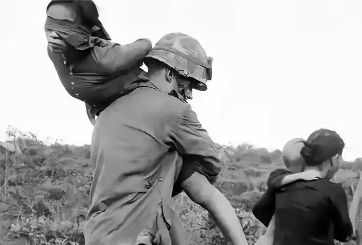 1965年，越南丛林里，20岁的女游击队员阮林清被美军注射了一种奇怪的药。她以为