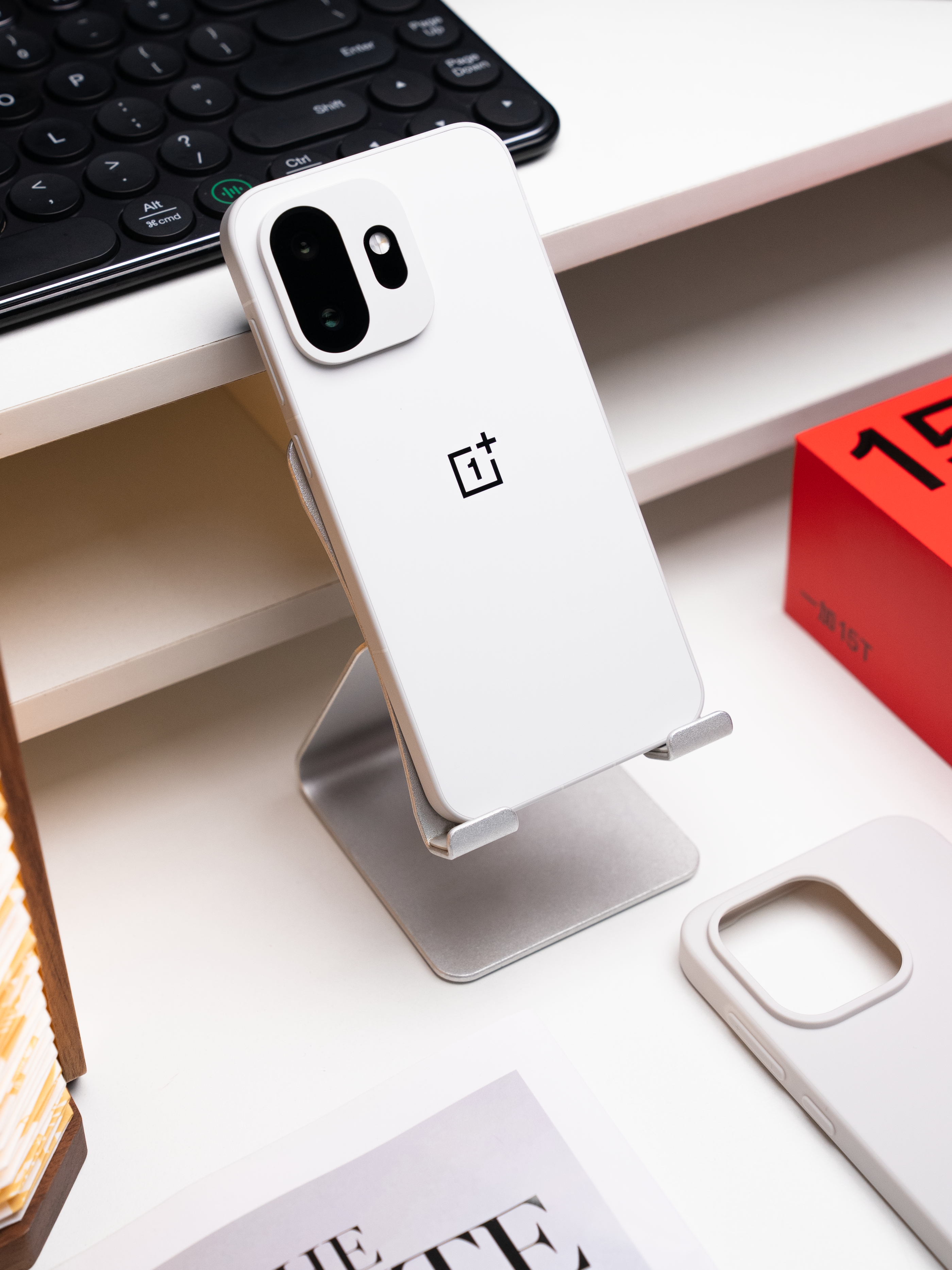 一起来品鉴一下，这块让人一眼心动的“治愈白巧”。一加15T 「治愈白巧」，把“纯