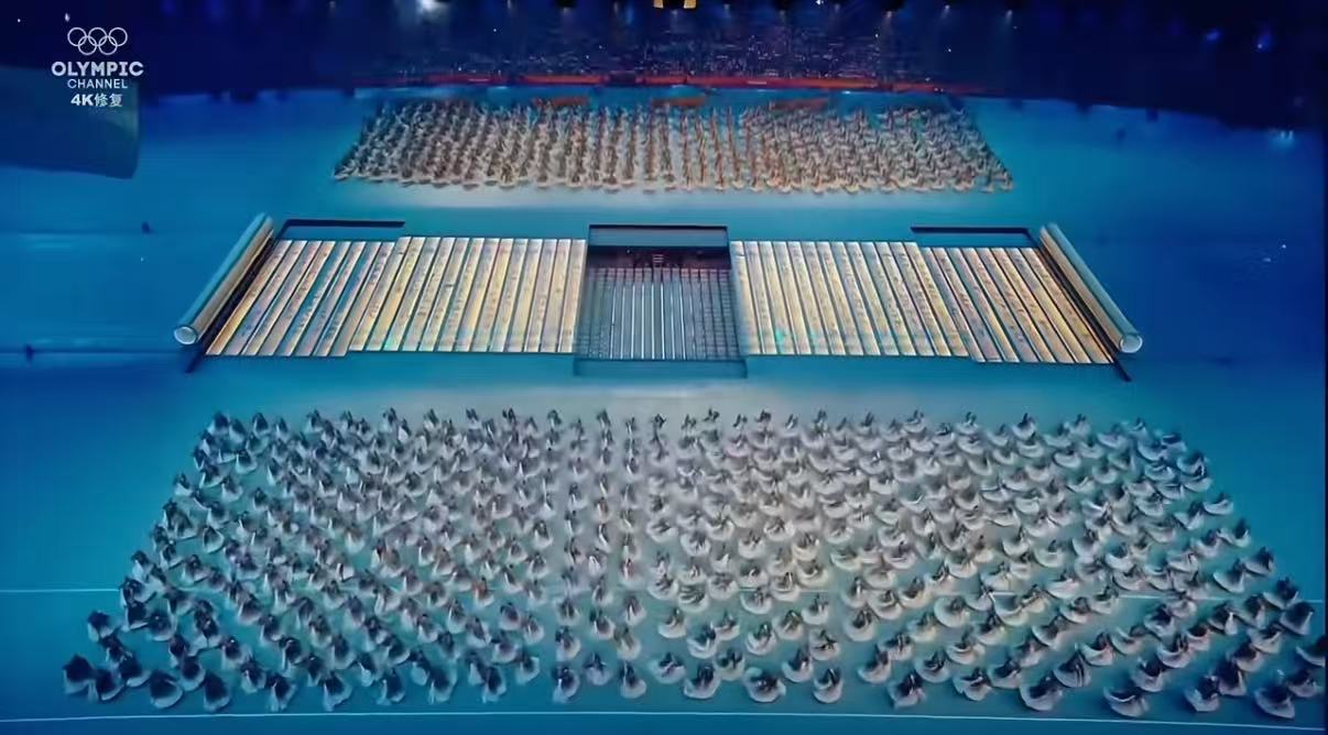 开幕还得看张艺谋 他把集体排练变成艺术创作，让每个参与者都成为历史的书写者。这种