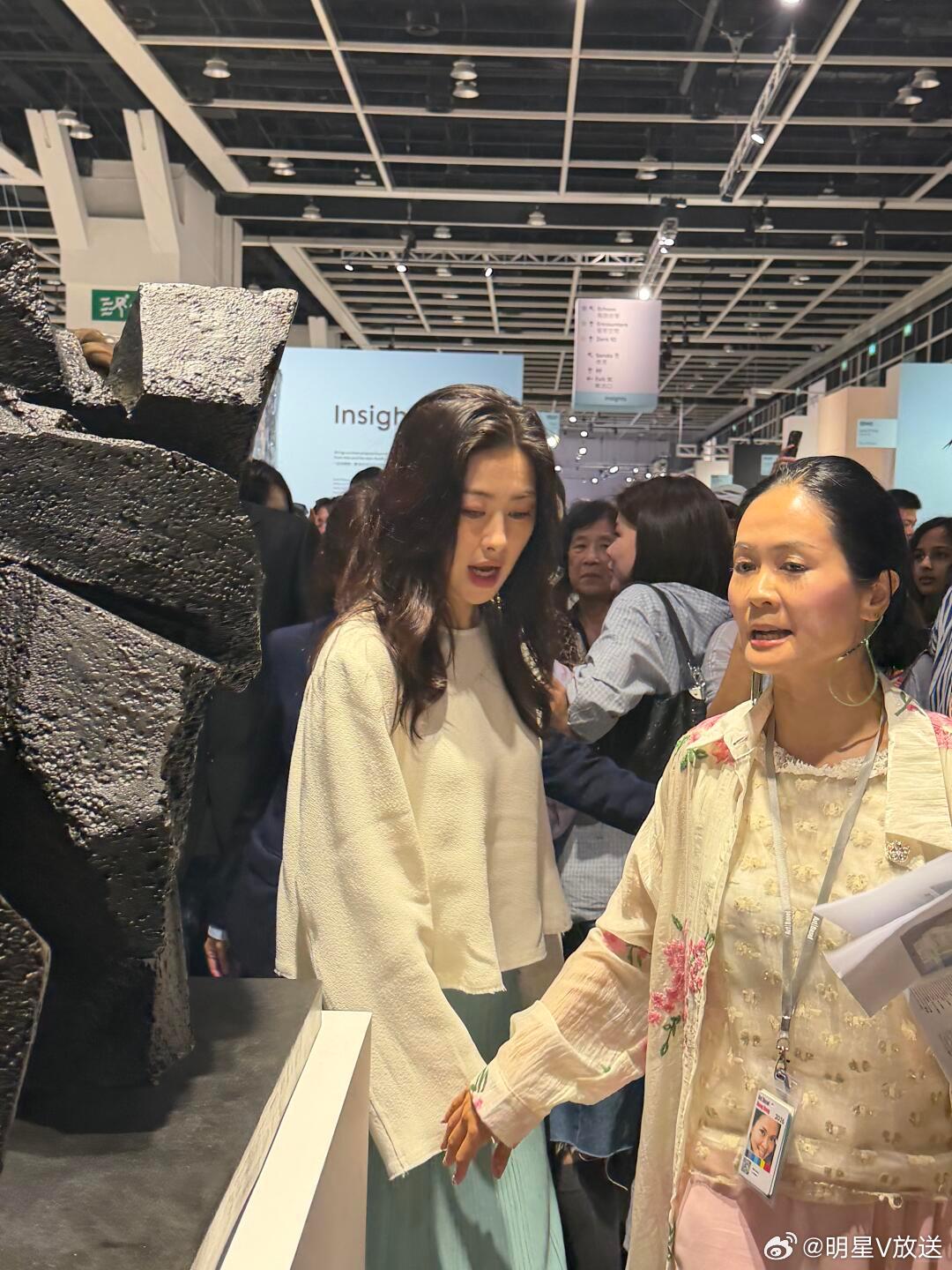 徐明浩朱珠叶锦添同框 破次元壁同框来袭！徐明浩、朱珠、叶锦添一同看展，艺术氛围直