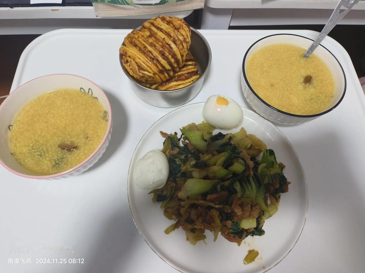 美食家常打卡今日份简单早餐:小米红枣粥，肉松花卷馒头，小青菜。