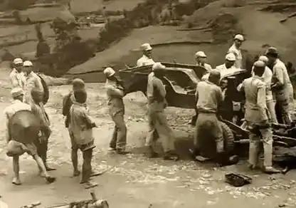 1949年，老红军黄明生回家。十几年的仗打完了，他以为是衣锦还乡，结果推开门，家