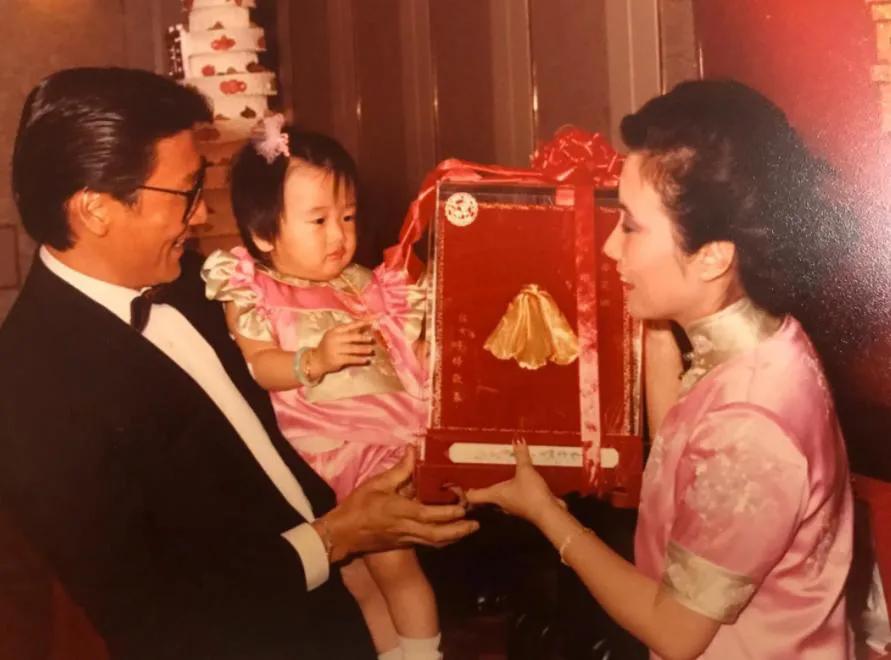 1983年9月7日，汪明荃与谢婷婷举办上契仪式，现场送出大金器。
当天是谢婷婷1