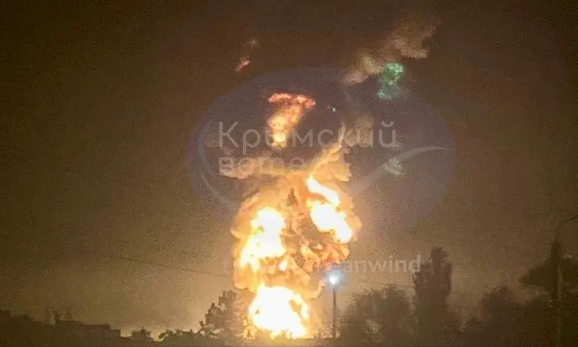 俄罗斯大难临头了，5万吨级石油码头被炸。乌克兰声称，其无人机群连夜突袭了克里米亚