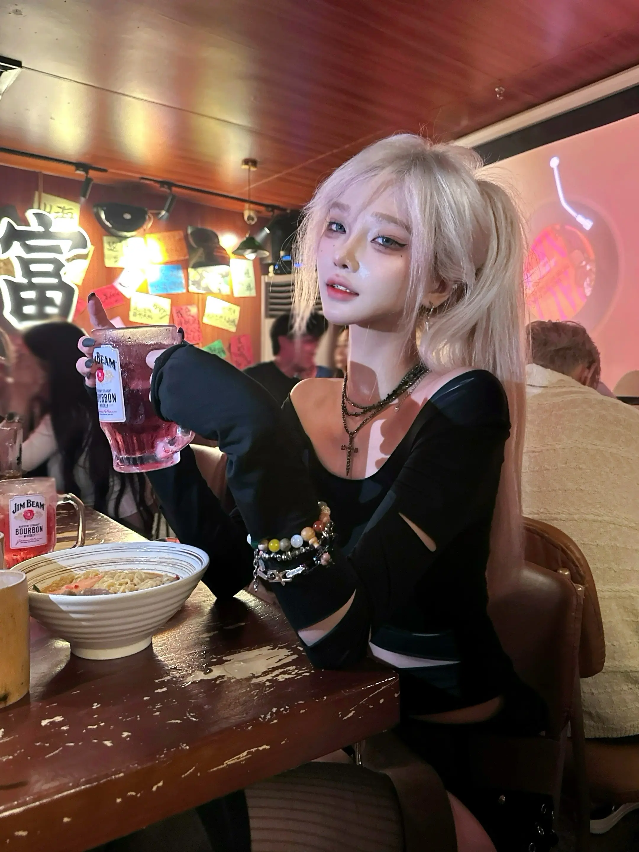 今晚好郁闷 我们喝酒吧 然后抱一下。