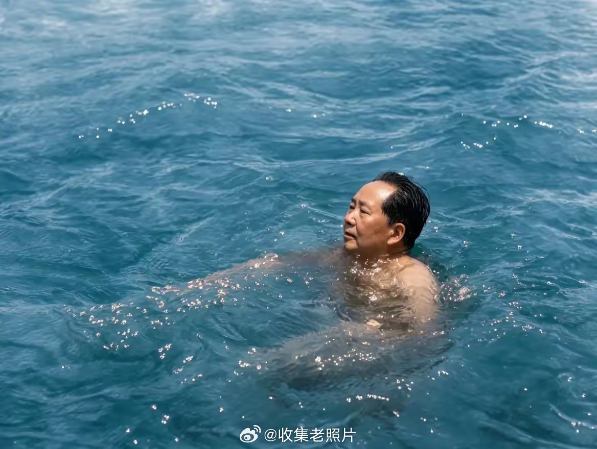 70岁，依旧从容踏浪横渡大江的伟人！不得不说一下，以前江水是真干净。
