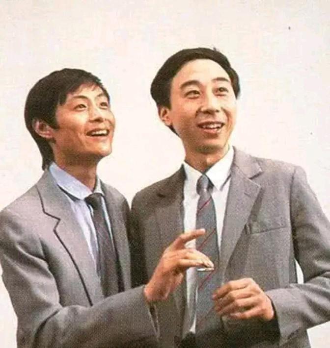 1988年，相声演员刘伟不顾师父反对，坚决要移民出国，马季大怒：“国外谁认识你！