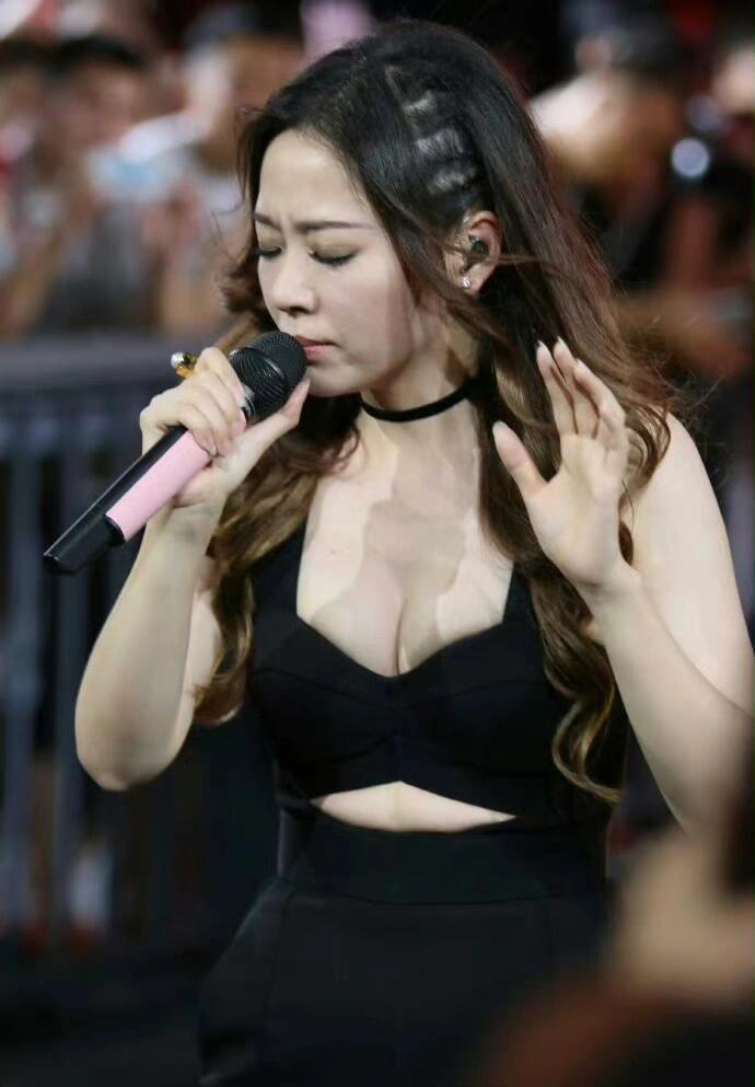 张靓颖演唱会上身材好炸裂 
