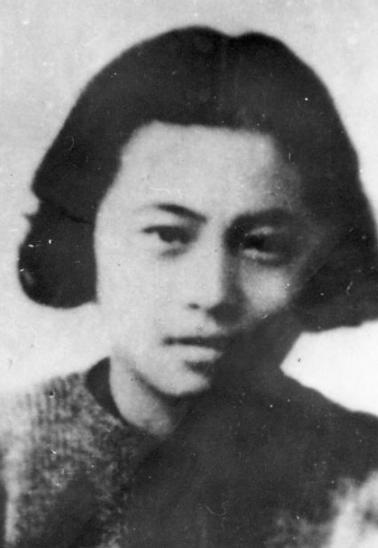 1948年，审讯室里，特务一把扯掉姑娘的外套，凶狠的问道：“招不招！”见她不说话