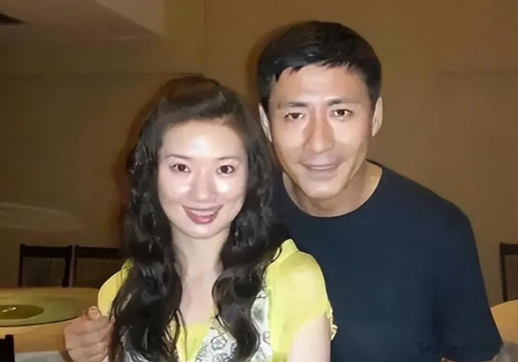 2005年，张子健刚回到家，老婆李婷就哭着要跟他离婚，他不肯，李婷跑到厨房拿起菜