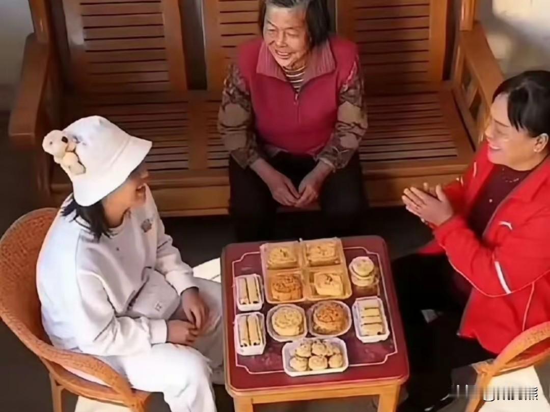 这就是全红婵的外婆，她的名字叫谢丽萍，她今年83岁，她是一位地地道道的普通农村家