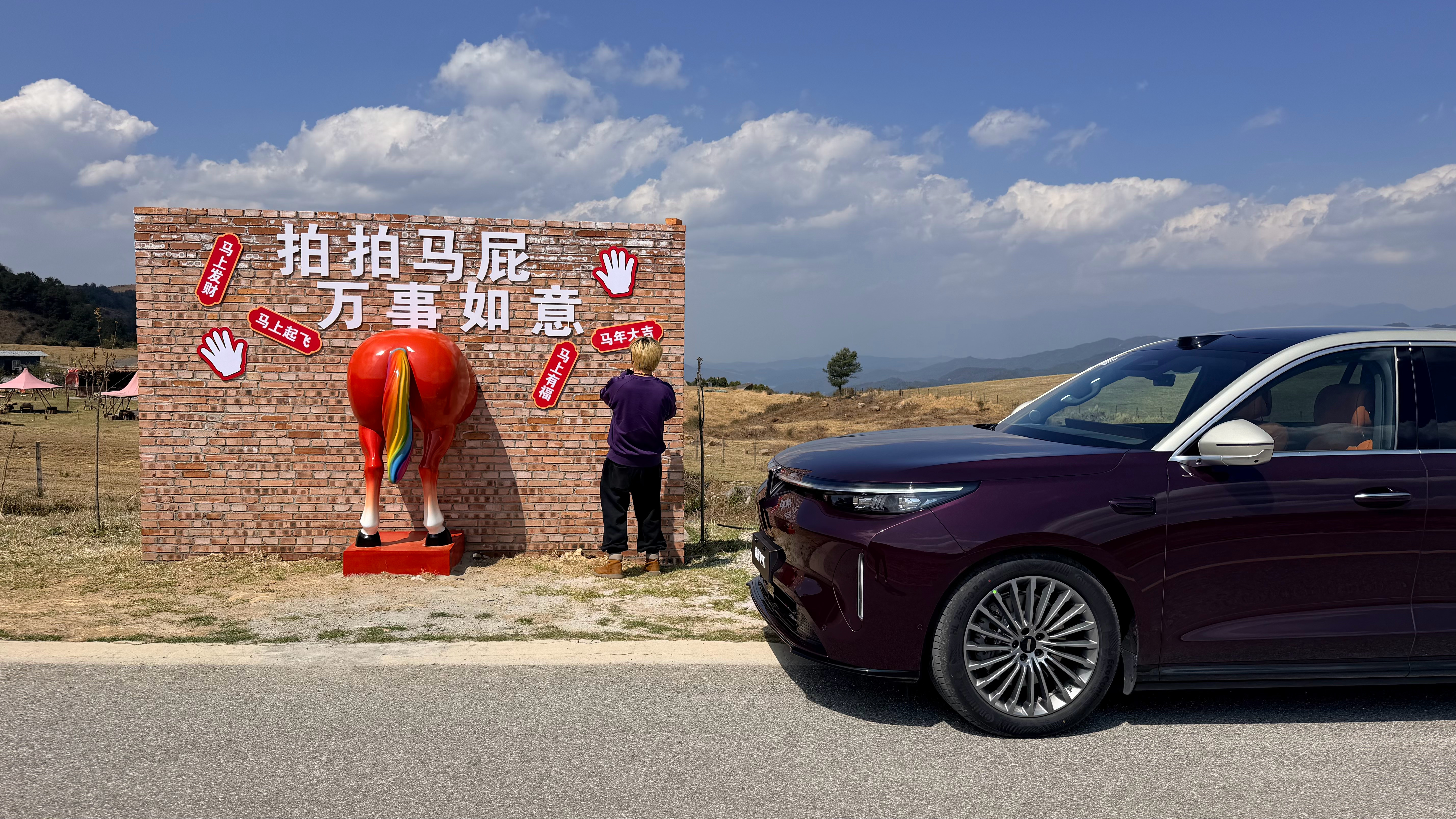 魏牌 V9X 给自己的定位是 AI 旗舰，我以为是前面加了个噱头来抢夺 AI 汽