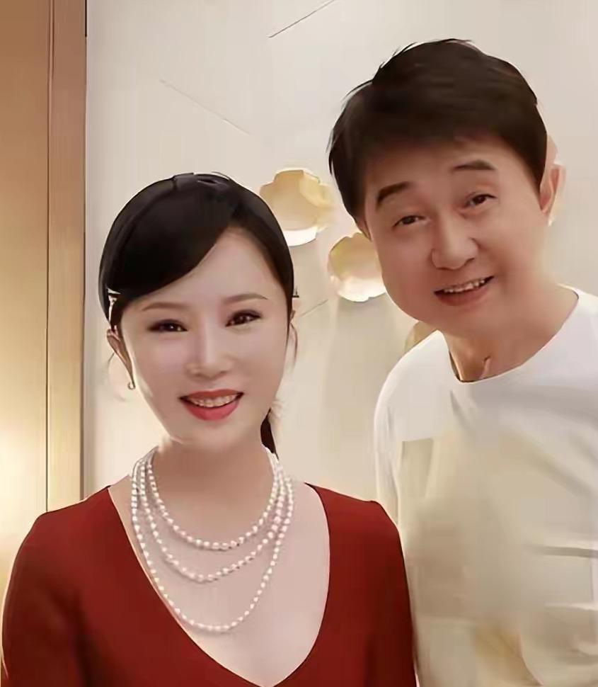 歌唱家任静现在跟付笛生住北京西城那座四合院，九十年代末《知心爱人》火那阵买的，住