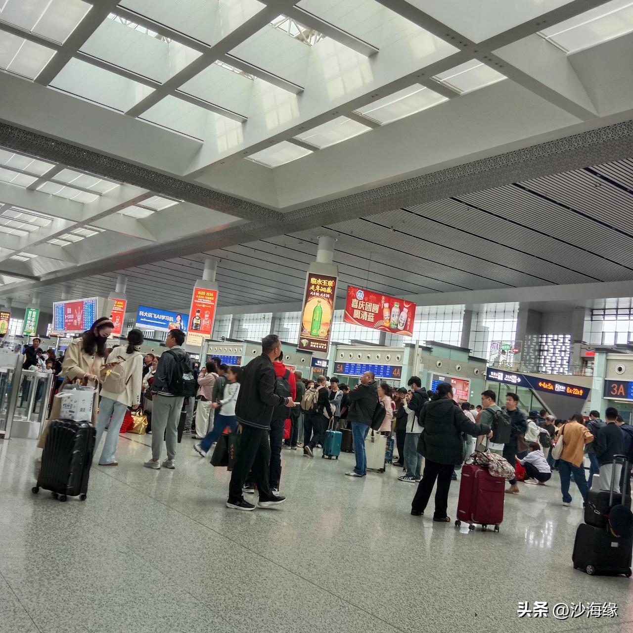 这个清明节放假日站内候车室人并不是特别多
我们轻松找到坐位坐下来等检票
白天乘坐