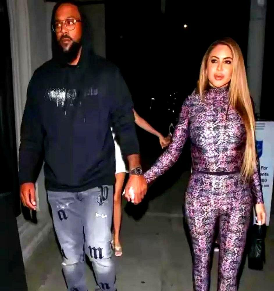 50岁的她，新男友31岁。更绝的是，她上一任，是她前夫老队友的儿子。
 
分手马