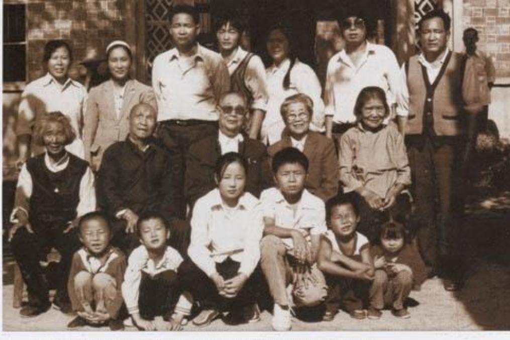 1985年，徐斌洲回老家探亲，一张罕见的合影，拍摄地点是湖北红安县高桥镇徐家畈村