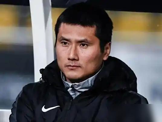 邵佳一在更衣室直接掀了桌子：国家队不养名气，只认状态，谁不服现在就走！那些习惯了