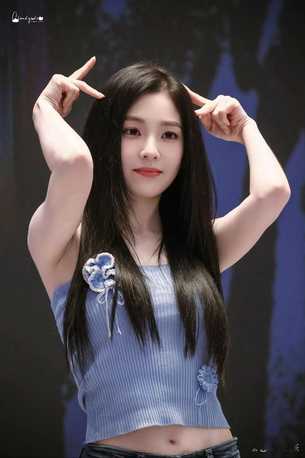 娴静犹如花照水，行动好比风扶柳