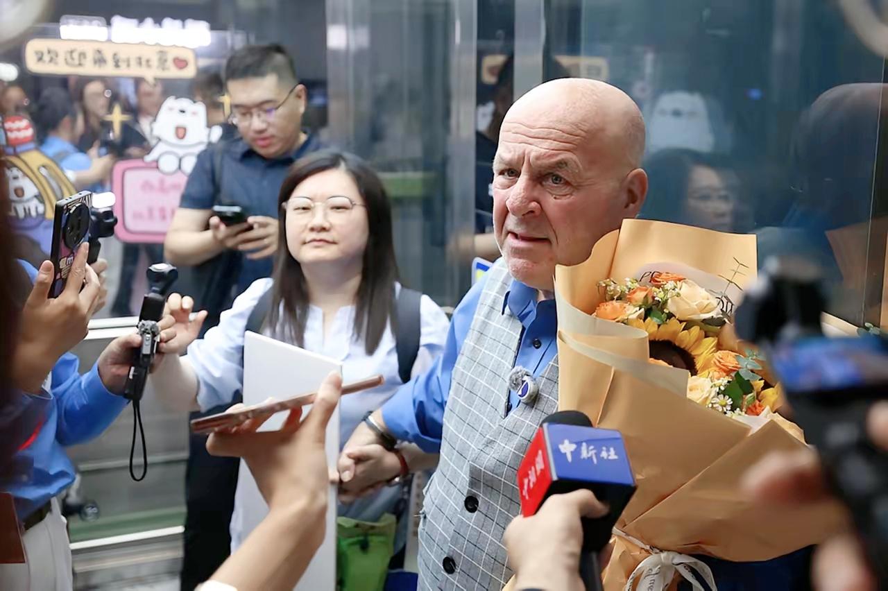 69岁美国退休教师罗纳德·萨科尔斯基回到中国，因多年以前支持殷玉珍治沙项目受到关