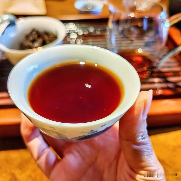 《素器真韵·骚赋体》
素瓷静列兮玉盘前，茶烟袅袅兮绕清寒。器简若道兮心自宁，无声