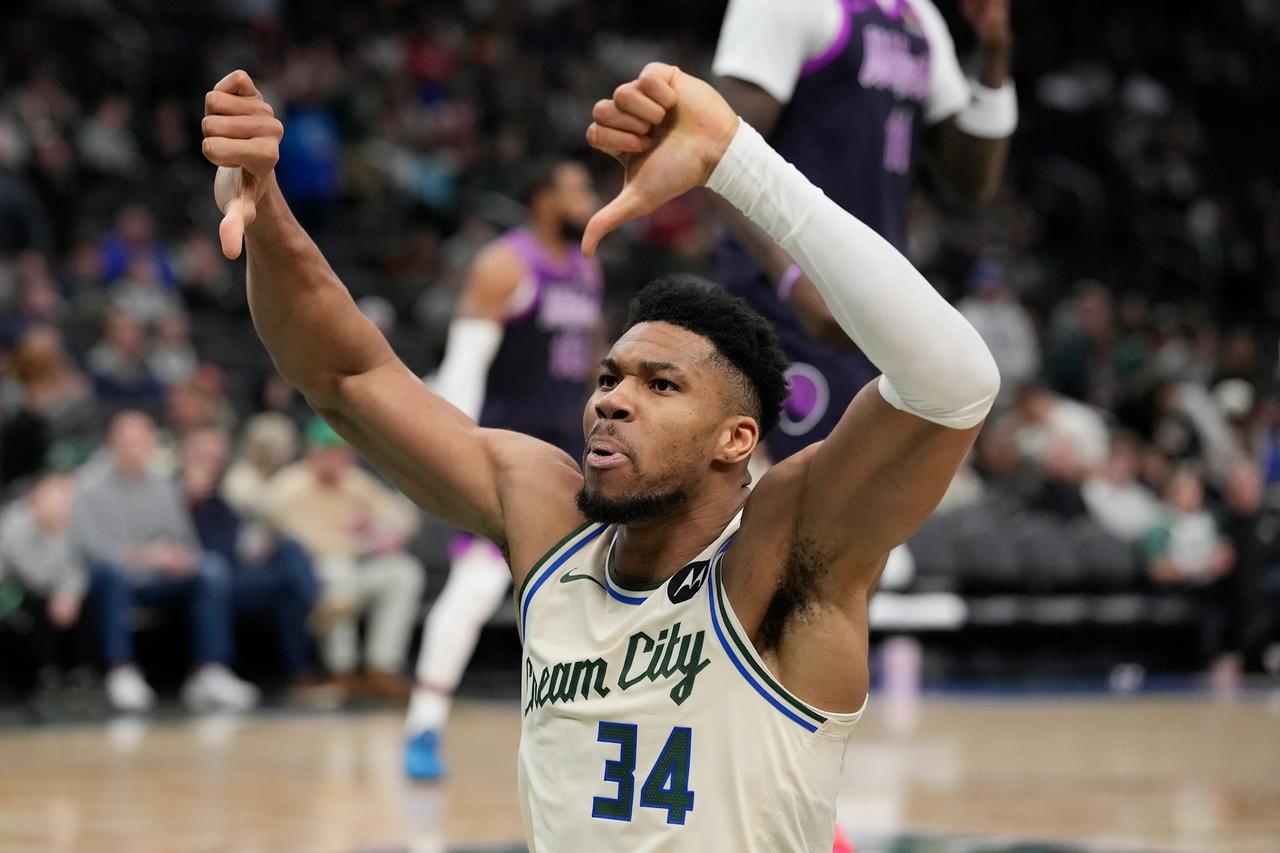 在周二晚以106比139惨败给明尼苏达森林狼的比赛中，密尔沃基雄鹿在主场中场休息