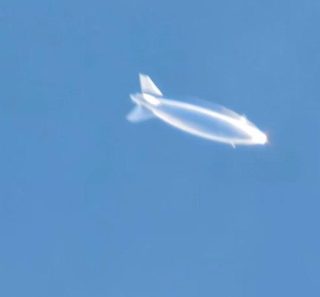 都江堰上空现不明飞行物
 
9月23日早上，四川都江堰不少市民看到天上飘着一个奇