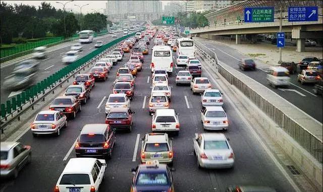中国私家车最多的10个省份：
1.山东：1736万辆
2.广东：1678万辆
3