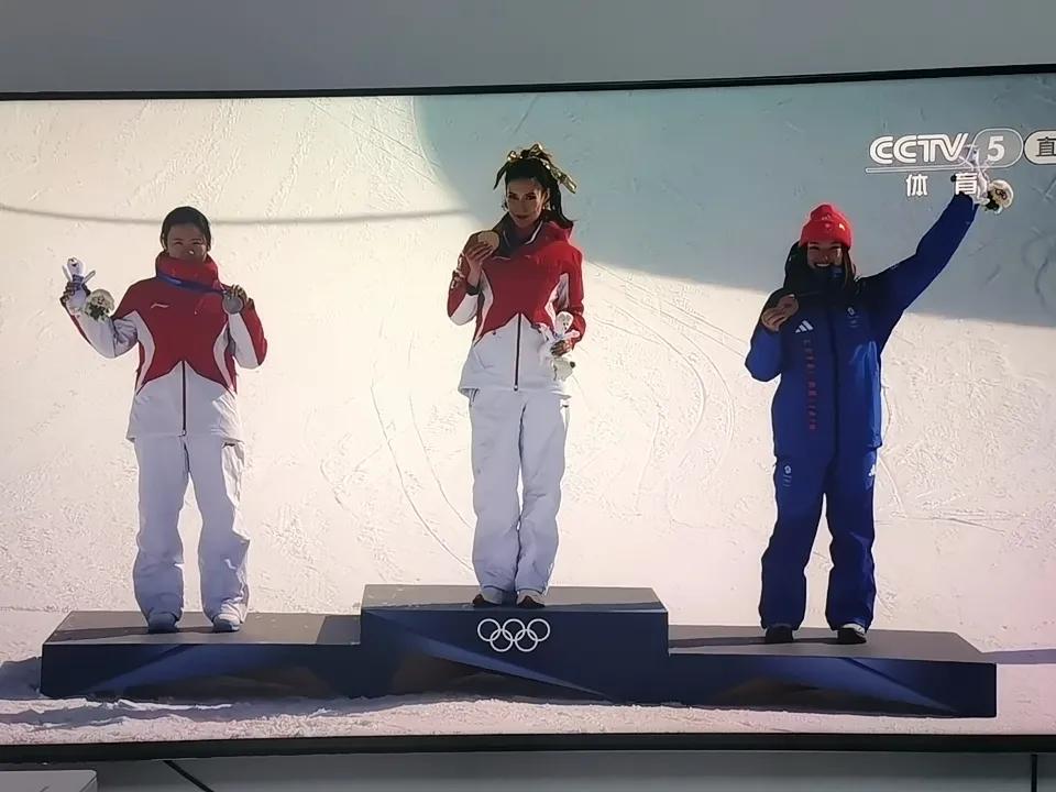 冬奥会速滑U型女子技巧颁奖现场