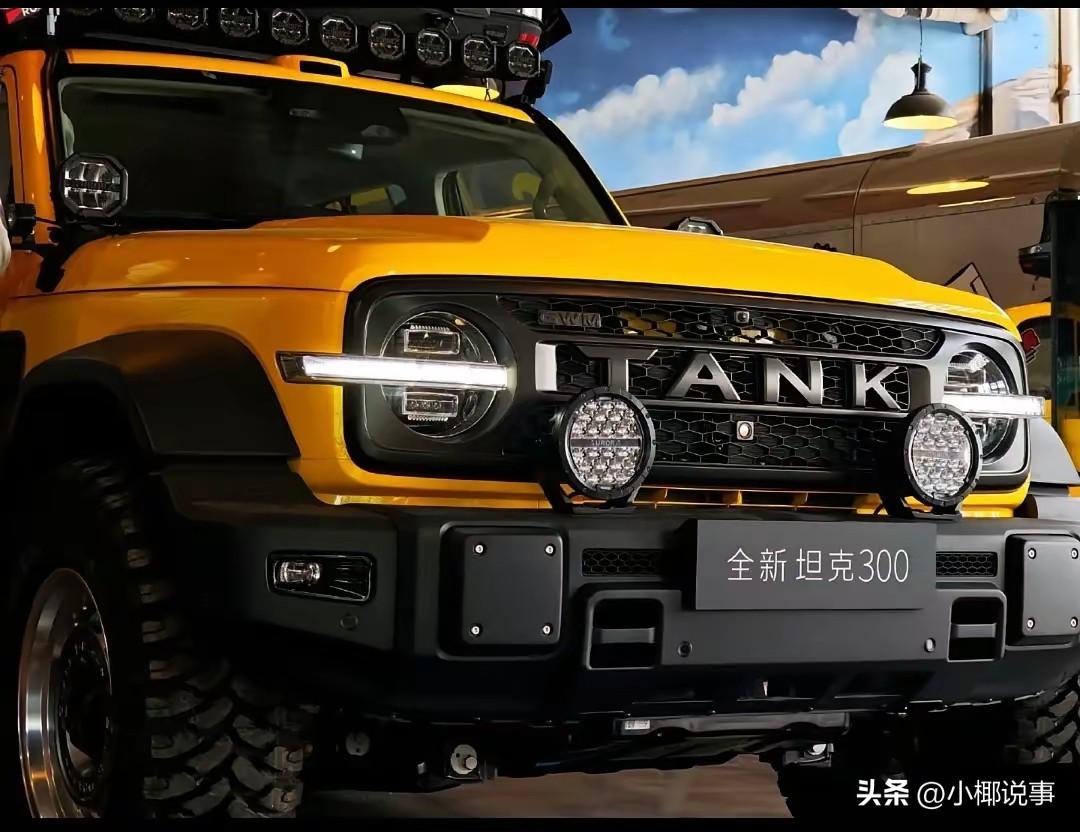 亮眼的黄色车身气场十足，加装辅助射灯、车顶探照灯后越野氛围感直接拉满，这便是近期