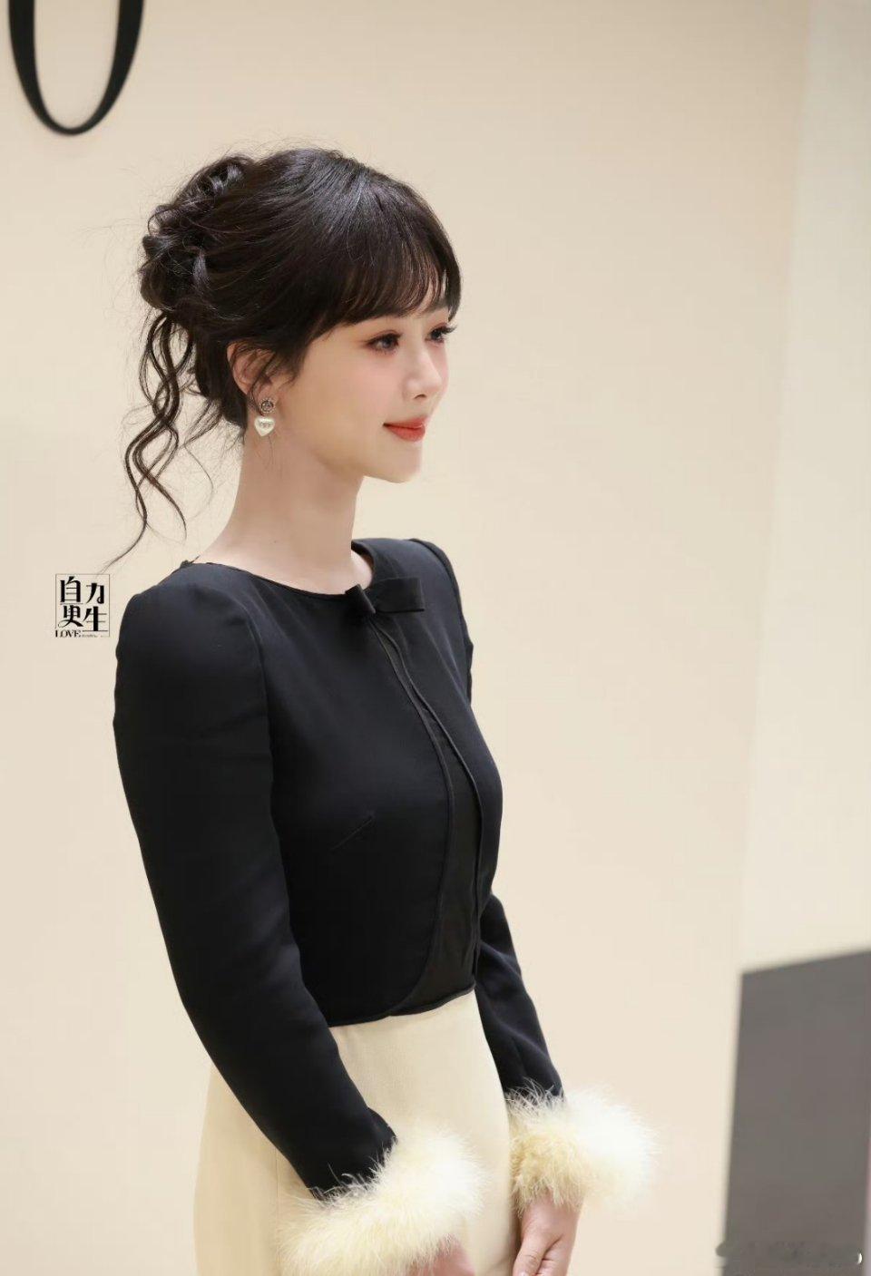 杨紫把贵气穿成像呼吸一样的简单，既贵又甜。她真的很适合华伦天奴，之前两次华伦天奴