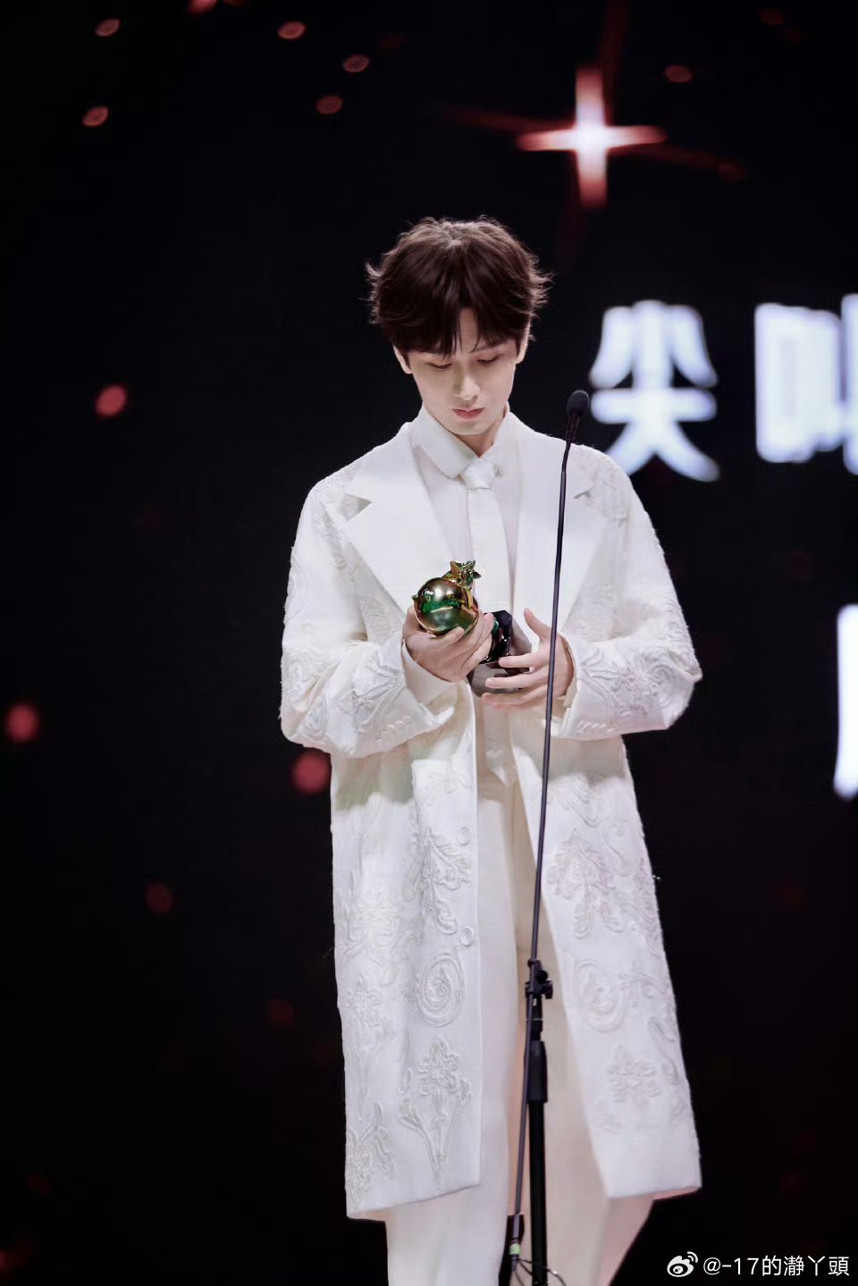 F成毅卢云cy成毅成毅，站在光下总是会有阴影，但是我们都相信你一定能突破阴影限制