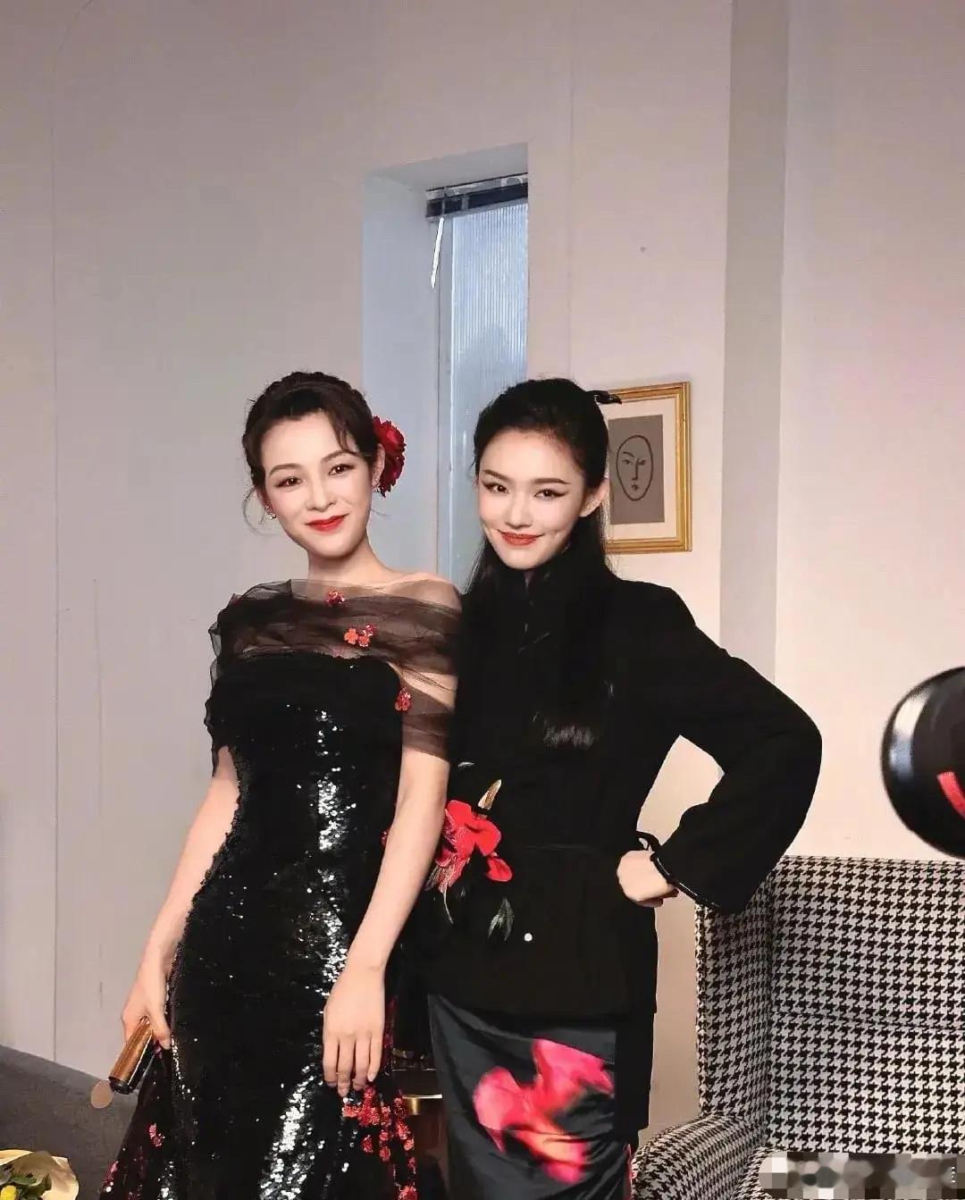 林允轻戏曲小生妆绝美，皮肤在光线下显得白嫩，但是眼神有些犀利，清冷，充满故事感，