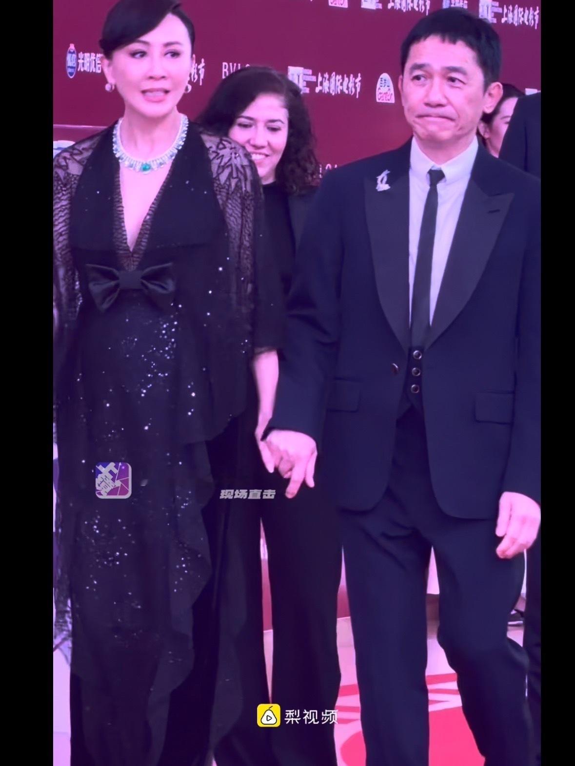 梁朝伟老婆没牵手就抠手 谁能想到，拿了那么多影帝的梁朝伟，走红毯时居然是这副模样