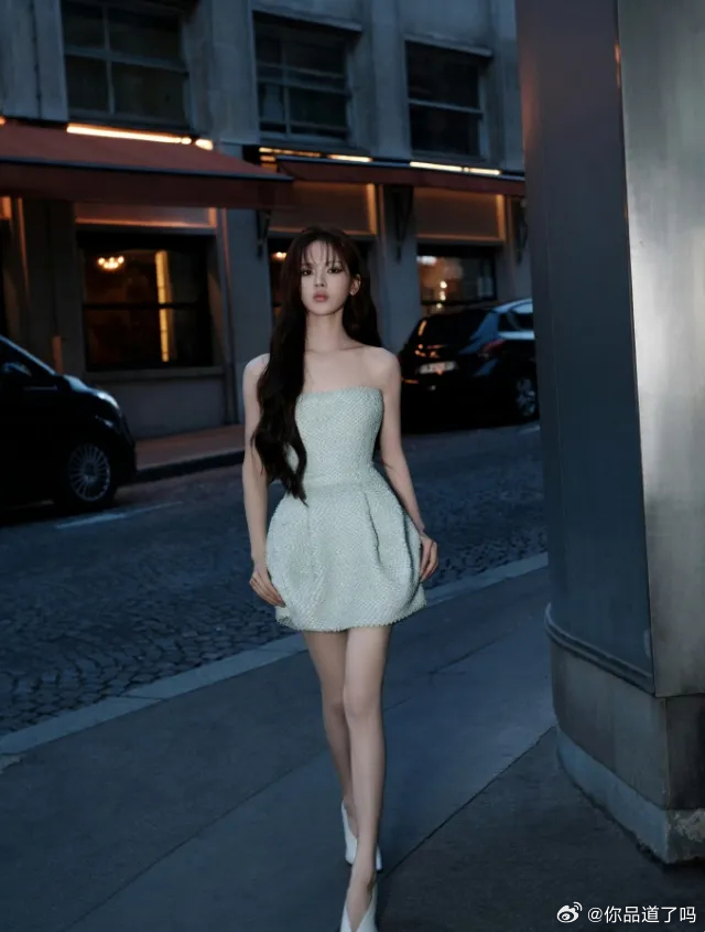 杨超越穿了巴黎世家的全球首穿款哎！这事儿确实值得上热搜～巴黎世家跟别的奢侈品牌不