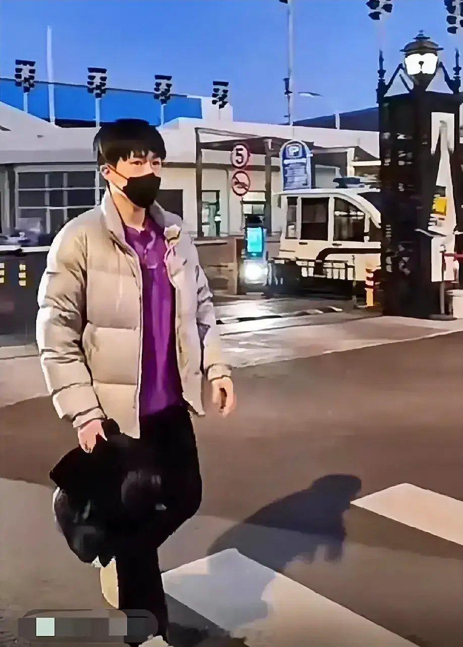 网友总局门口偶遇帅哥王楚钦！！穿了一件灰色羽绒服，内搭紫色保暖内衣。拉链都没时间