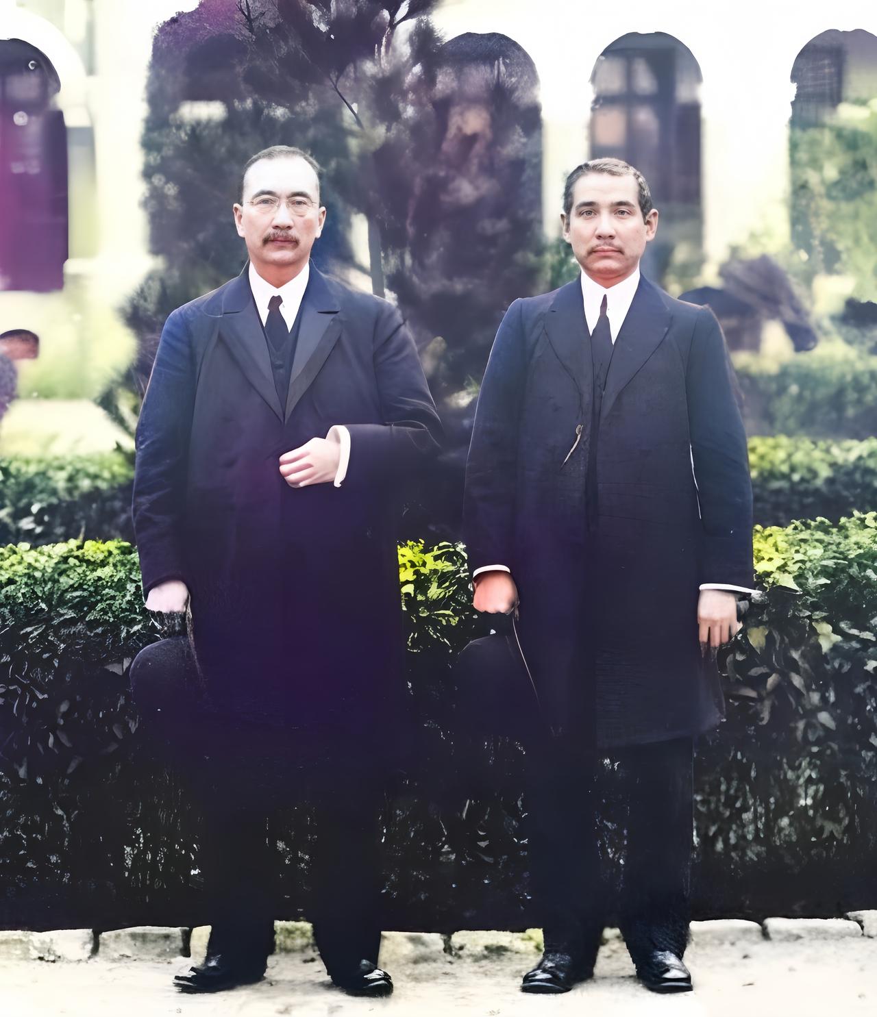 这是一九一二年三月二十五日，孙文与唐少川在南京总统府留影。此时的孙文已经卸任总统