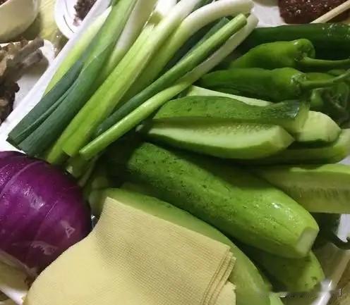 今天中午，地道的农家饭菜——烀苞米土豆茄子，外加辣椒鸡蛋焖子，小时候的味道！
想