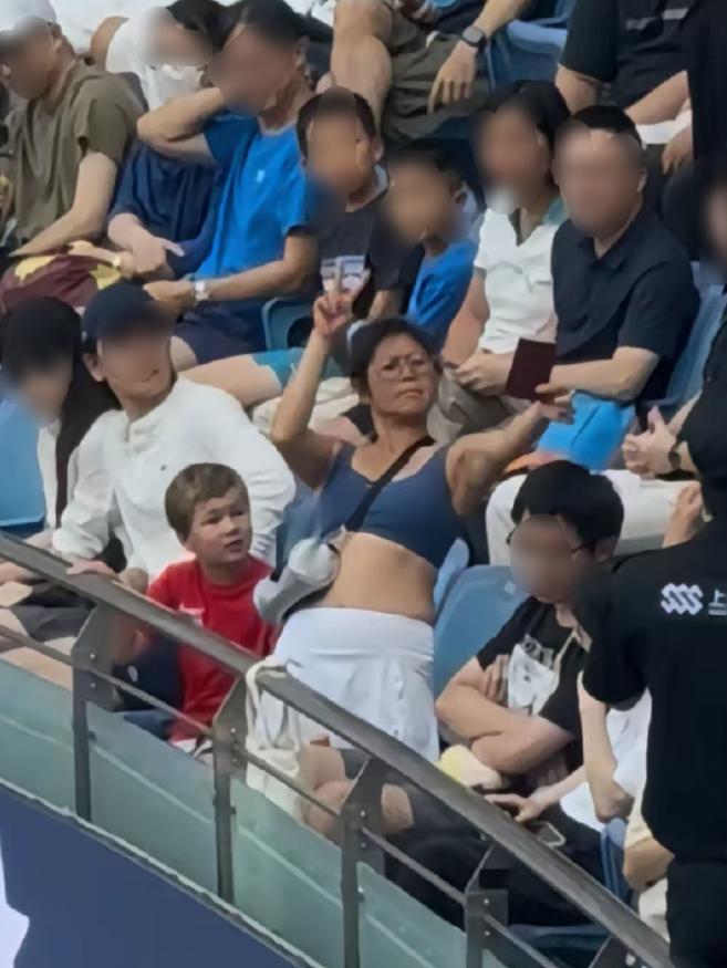 真不嫌丢人？上海网球大师赛出现这样一幕，一名带着混血孩子的女子迷之操作……

上