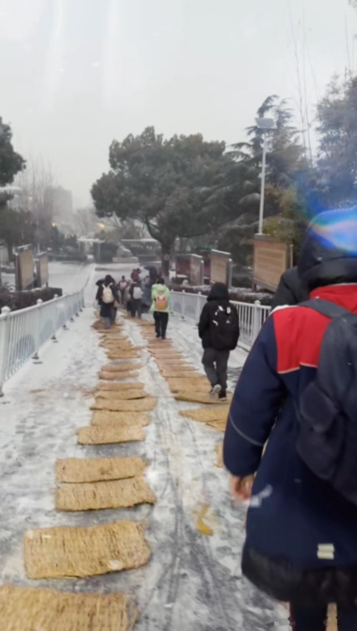 我突然有个困惑：哲学上总说“物质决定精神”，但你看革命烈士，为了心中的信仰可以坦