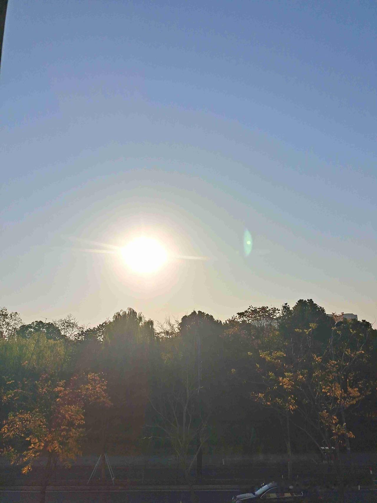 带定位晒今日生活 今天状态轻松愉快，天气也是超棒的大晴天！
我来到了绍兴东湖风景