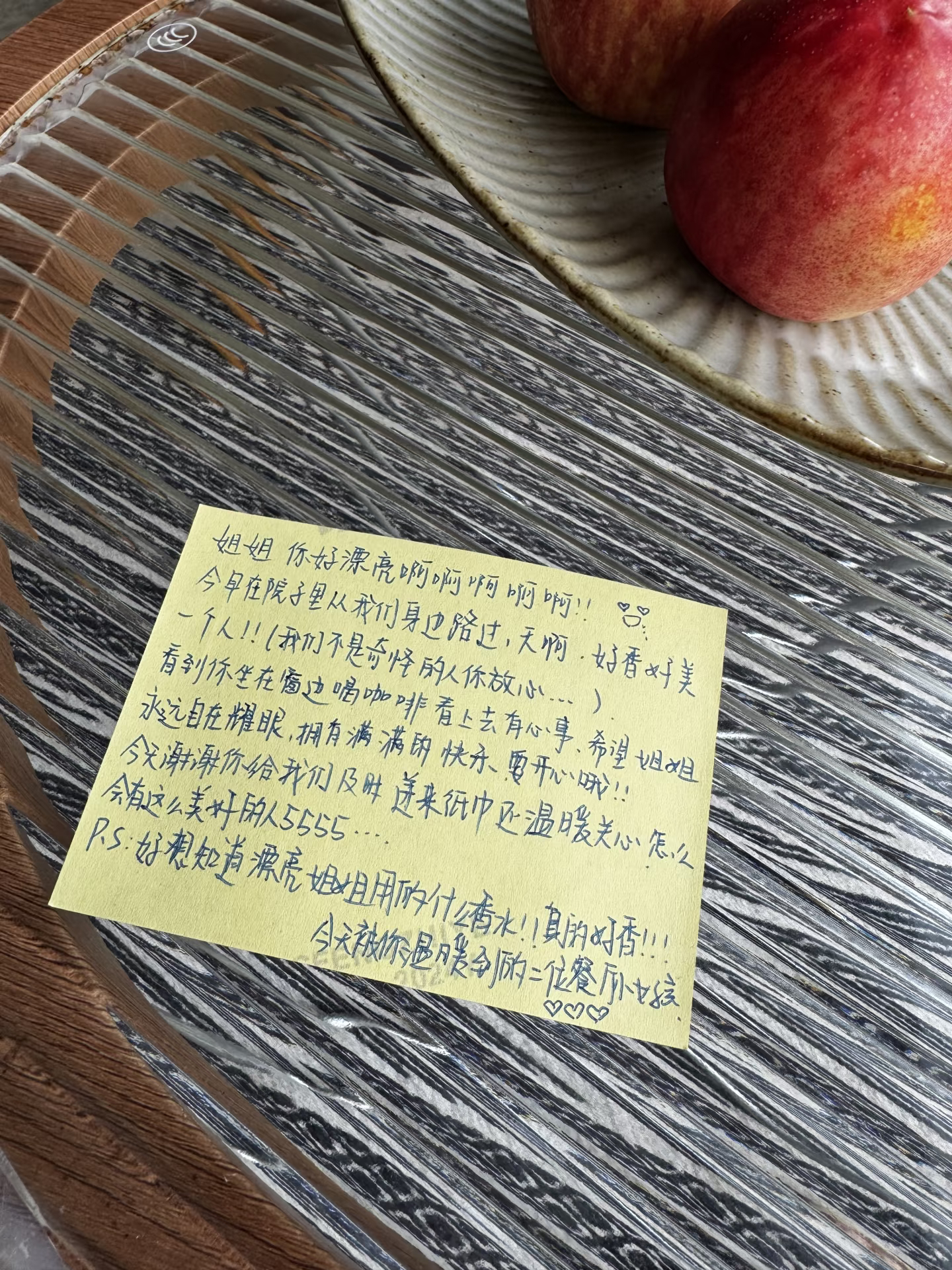 偶遇的两个小女孩给我的小纸条～太可爱了！ 