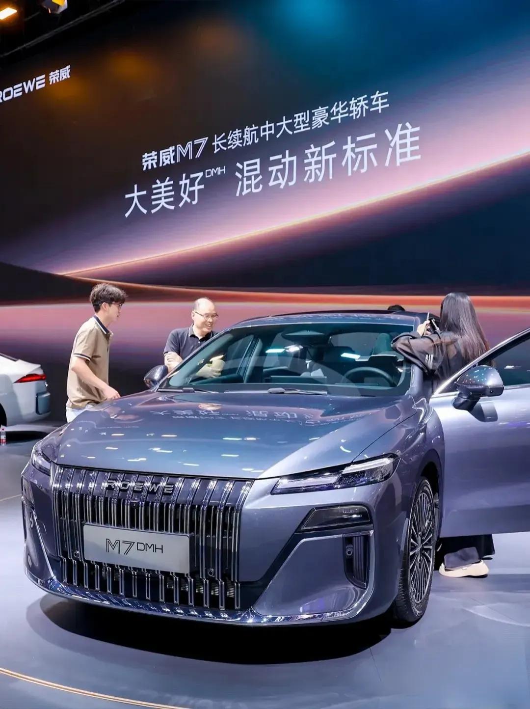 坐进车里那刻才明白什么叫“真香现场”。那个慕斯舒压座椅简直绝了，软乎乎地裹住全身