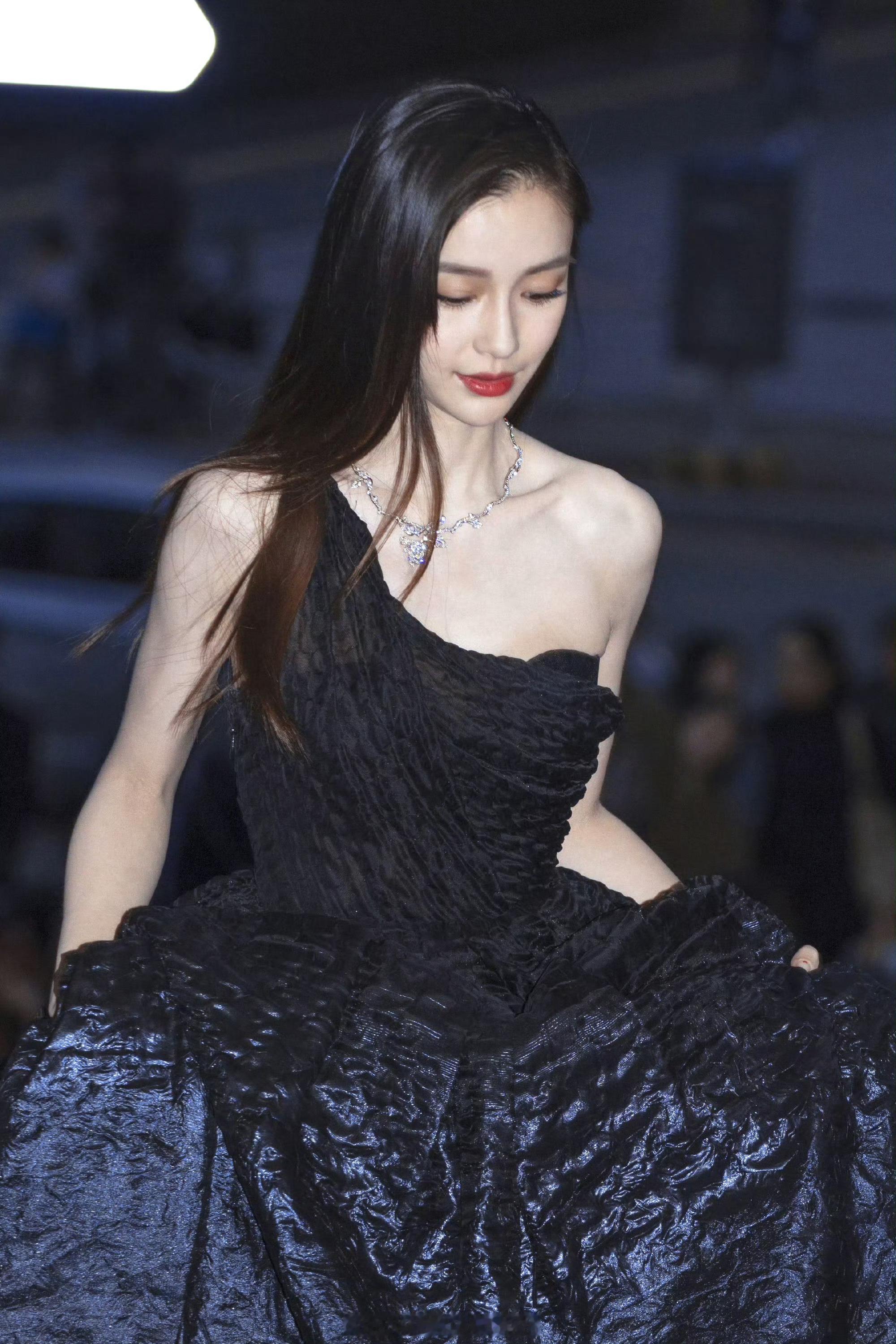 angelababy angelababy “你眼中的点点星光，是我将一生奔赴的