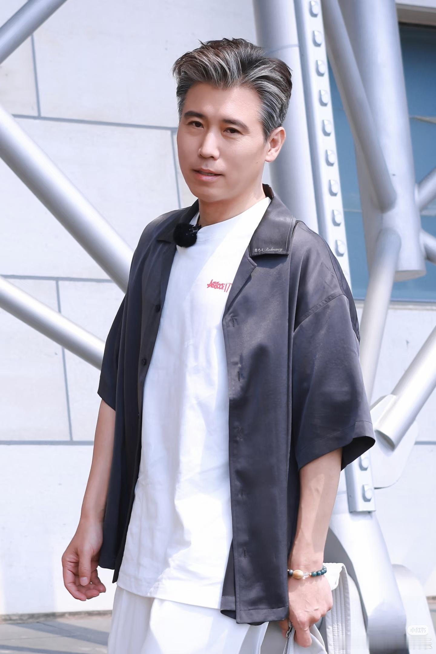 李乃文第一天当助理就崩溃了李乃文崩溃了大哥小助理 谁上班没遇过一堆连环乌龙，李乃