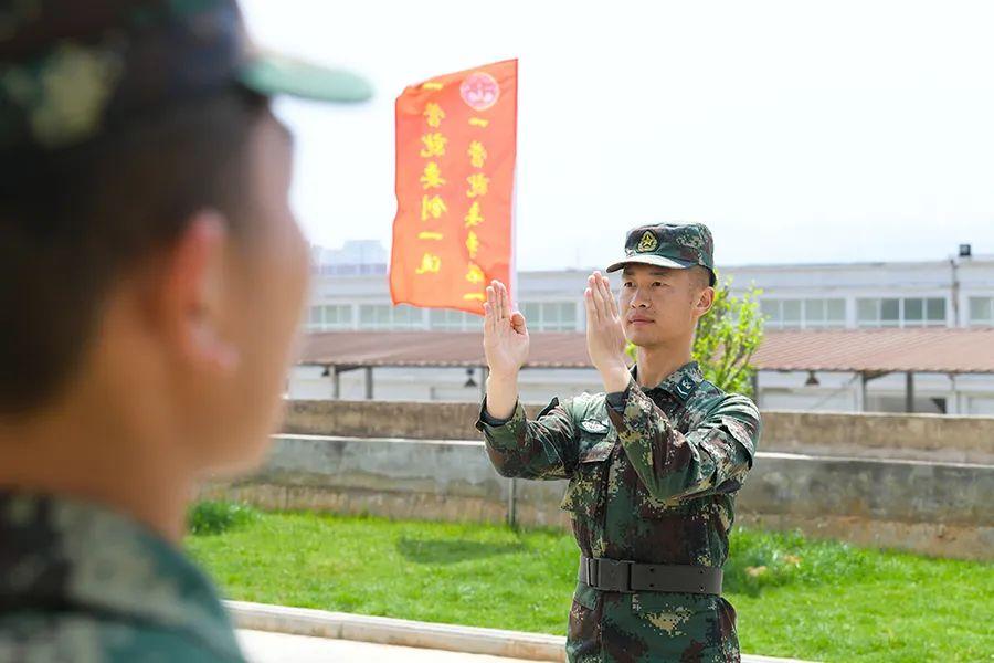 新兵下连，除了部分岗位会根据专业特长，身体特征进行分配外，大多数都是依据新兵学历
