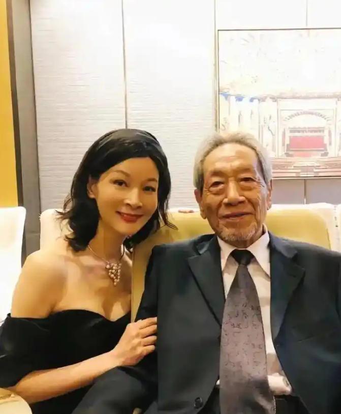 2013年，30岁的饶芯语，疯狂追求67岁的王奎荣。她对王奎荣说：车子、房子、票