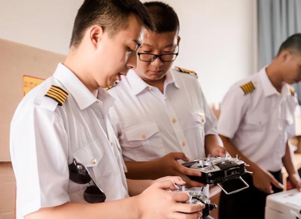 全世界都被中国惊到了，外媒爆料，中国正在疯狂扩产歼-20、歼-35两款五代隐身战