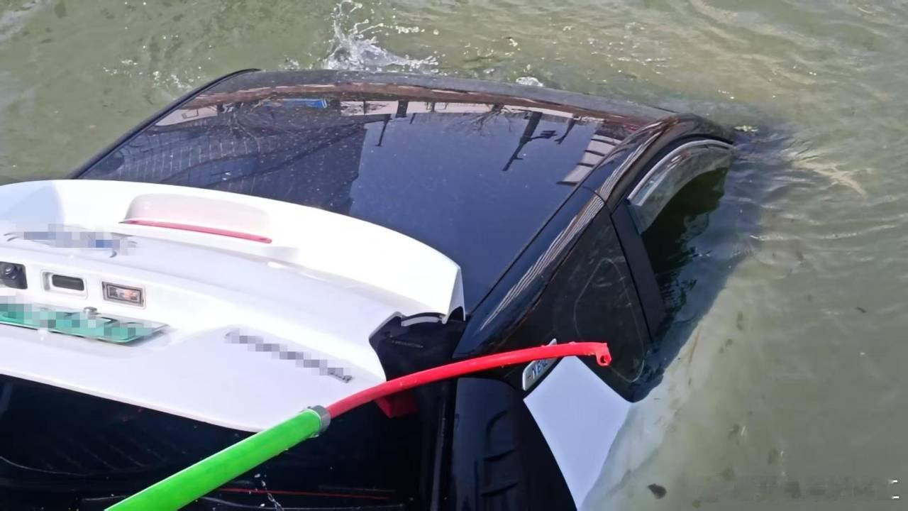 年关最暖一幕，为温州小鹏人点赞👍2月12日，小鹏汽车温州白鹿汽车城服务中心，机